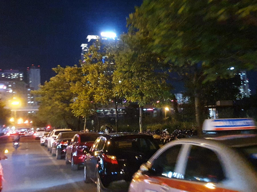 Khi khách đến quá đông nhân viên của quán Nhất Nướng đã yêu cầu khách để xe ô tô và xe máy sang lòng đường vỉa hè thuộc hồ điều hoà Mai Dịch.