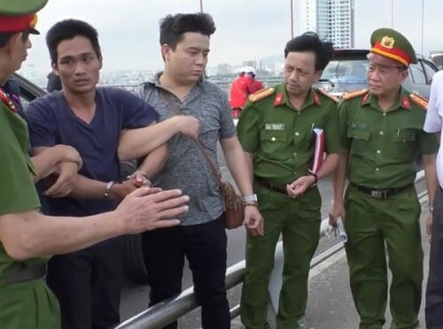 Hung thủ được đưa tới nơi vứt xác.