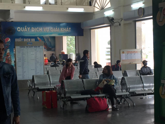 Ghế chờ để mua vé theo quan sát của PV chỉ có lác đác một số hành khách.