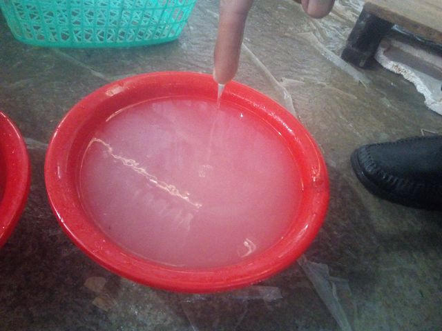 Tạp chất được bơm thường là chất Agar hay bột CMC (trong ảnh) là những chất dùng để tạo đặc khi bơm vào tôm nhằm tăng trọng lượng.
