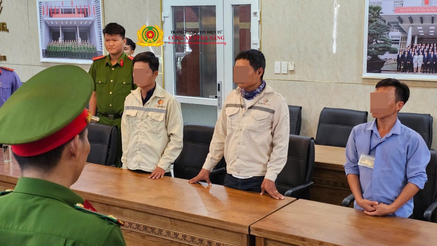 3 đối tượng thực hiện hành vi chôn chất thải rắn. (Ảnh: CAĐN)