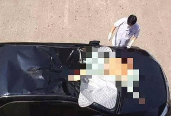 Một bệnh nhân được xác định nhảy từ tòa nhà bệnh viện xuống một chiếc ô tô và tử vong.