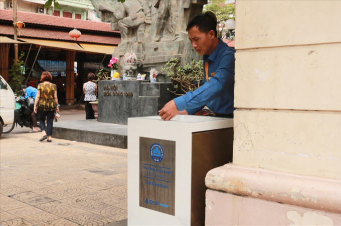 Người sử dụng có thể uống trực tiếp từ vòi nước phun theo hướng ngược lên trên, hoặc có thể dễ dàng tiếp nước vào các chai. Việc này giúp hạn chế, cũng như tái sử dụng các loại chai hay cốc nhựa vốn thường chỉ được sử dụng 1 lần.