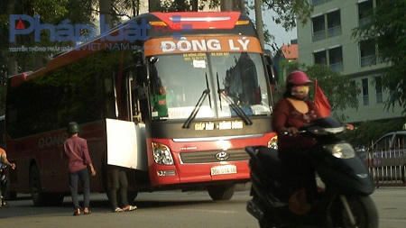 Tình trạng bắt khách dọc đường vẫn tiếp tục diễn ra sau khi xử lý. Ảnh: Như Trường.