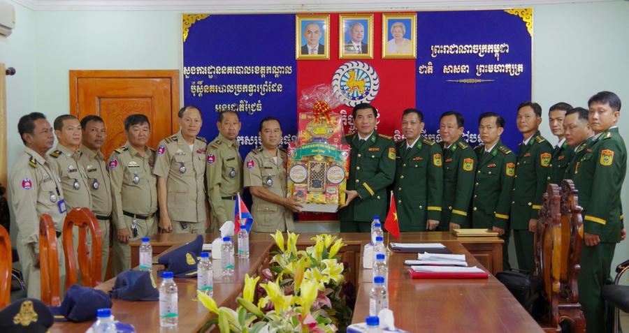 Tặng quà Đồn Công an cửa khẩu Chrey Thum