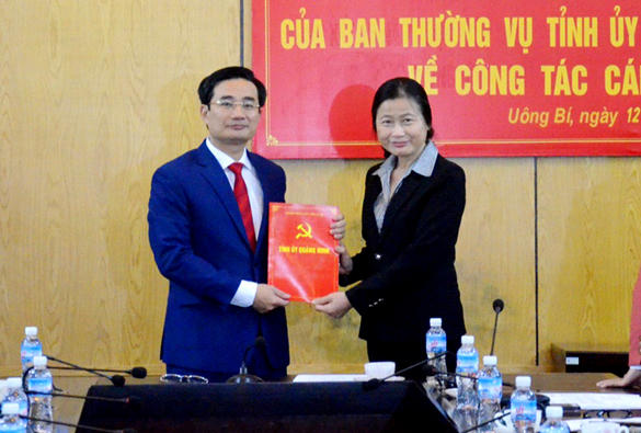 Phó Bí thư Thường trực Tỉnh uỷ-Đỗ Thị Hoàng, trao quyết định điều động, luân chuyển của Ban Thường vụ Tỉnh ủy đối với đồng chí Nguyễn Anh Tú, Chủ tịch UBND TP Uông Bí giữ chức vụ Bí thư Huyện ủy Hoành Bồ.