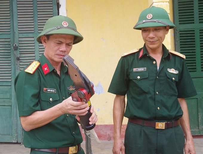 Đại tá Nguyễn Hồng Sơn, Chỉ huy trưởng Bộ CHQS tỉnh, Phó Ban Thường trực Ban chỉ đạo PCTT – TKCN tỉnh kiểm tra các dụng cụ, phương tiện tham gia phòng chống bão lụt