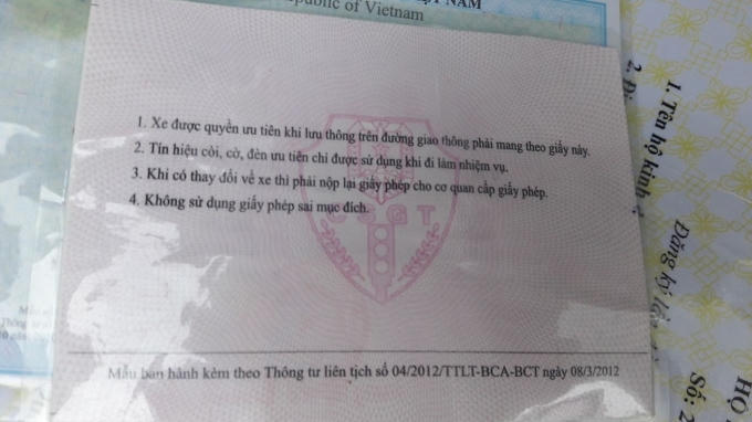 Giấy phép sử dụng thiết bị phát tín hiệu của xe được quyền ưu tiên do cơ quan có thẩm quyền cấp cho hãng xe cấp cứu Thành Công.