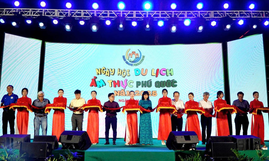 Lãnh đạo UBND tỉnh Kiên Giang, sở ngành lên cắt băng khai mạc Ngày hội du lịch, ẩm thực Phú Quốc năm 2025