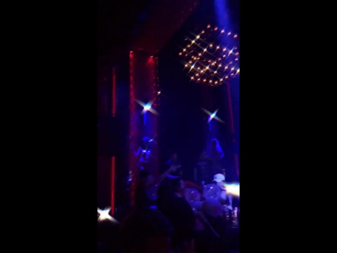 Nhiều bạn trẻ sử dụng bóng cười như một thú vui tại quán bar Oddie Club, phường Hàng Đào, HN