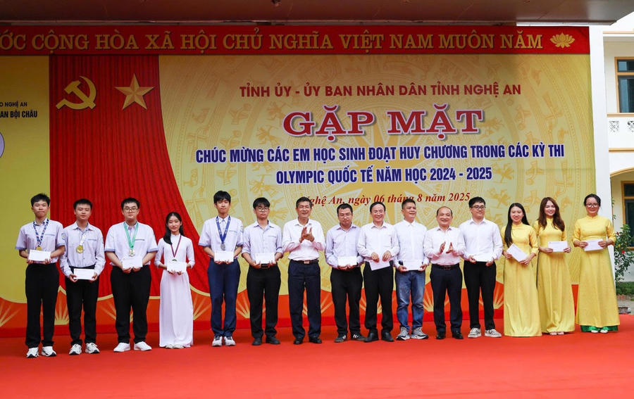 Đại diện Sở GD&ĐT Nghệ An, Hội Khuyến học Hội Khuyến học tặng quà và hoa cho các thầy cô giáo và các em học sinh.