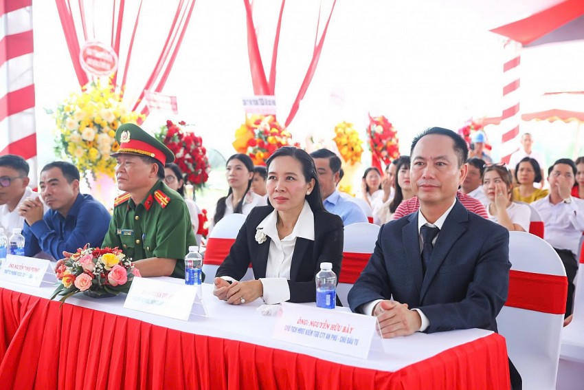 Các đại biểu tham dự lễ khởi công.
Các đại biểu tham dự lễ khởi công.