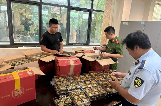 Thu giữ 808 chiếc bánh Trung thu do nước ngoài sản xuất