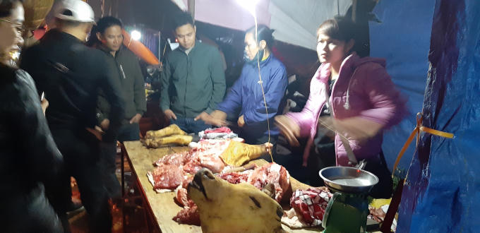 Dòng người nhích từng bước về với chợ Viềng