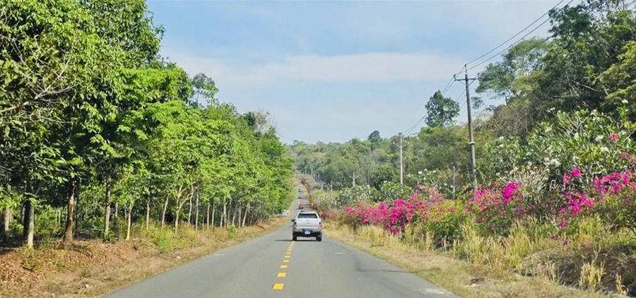 Phó chủ tịch UBND tỉnh Đồng Nai Hồ Văn Hà (đứng giữa áo đen) trong chuyến kiểm tra các hướng tuyến đường kết nối giữa Đồng Nai và Bình Phước