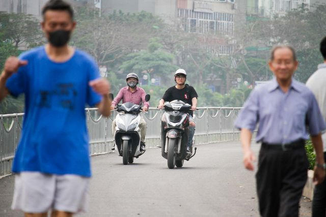 Tuy chưa chính thúc đi vào sử dụng, nhưng nhiều người dân đã thường xuyên đi bộ trên con đường mới dọc sông Tô Lịch.