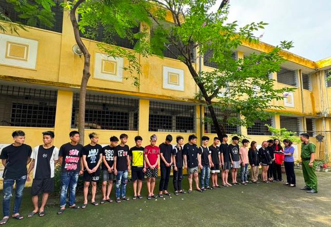 Bắt 26 thanh thiếu niên mang dao, kiếm đi hỗn chiến trên phố ở Hà Nội.