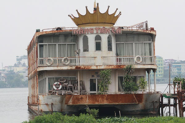 Các tàu thuyền, nhà nổi đã cũ nát trên Hồ Tây.