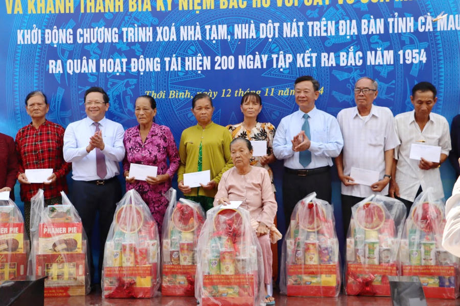 Lãnh đạo tỉnh Cà Mau rao tặng nhiều phần quà cho gia đình chính sách trên địa bàn huyện Thới Bình.