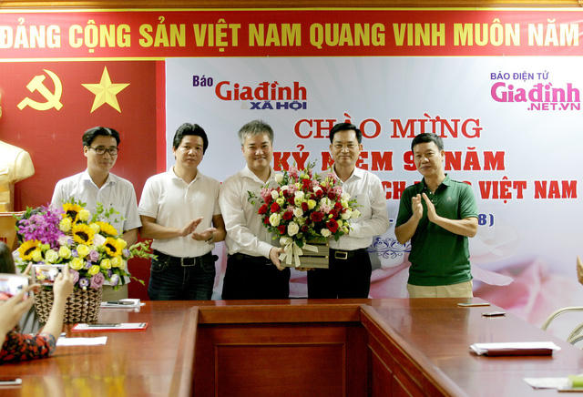 Ông Trần Tuấn Linh (ở giữa) khẳng định sẽ cùng với toàn thể tòa soạn đoàn kết, không ngừng phấn đấu để phát triển tờ báo, làm tốt hơn nữa nhiệm vụ chính trị và đáp ứng nhu cầu tiếp cận thông tin của độc giả.