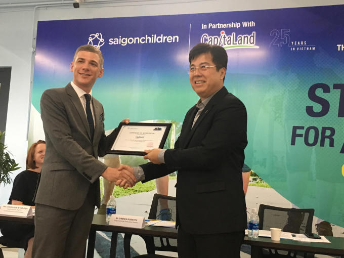 Ông Damien Roberts trao giấy chứng nhận cho đơn vị đối tác CapitaLand.
