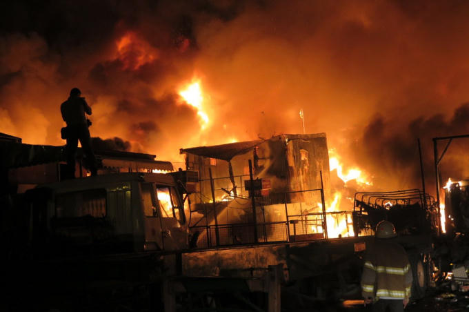 Theo quan chức của Sở cứu hỏa&nbsp;Edilberto Cruz, vụ hỏa hoạn tr&ecirc;n đ&atilde; khiến 7 người bị thương nhẹ tuy nhi&ecirc;n may mắn l&agrave; kh&ocirc;ng ai thiệt mạng. (Ảnh: AP)