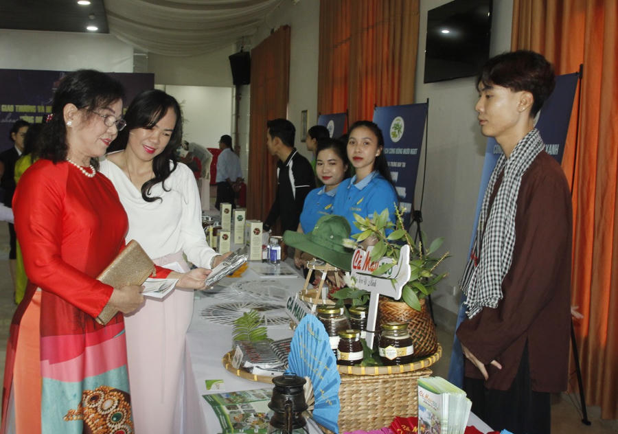 Đại biểu tham quan trưng bày giới thiệu các sản phẩm du lịch, dịch vụ mới của các doanh nghiệp trong tỉnh.