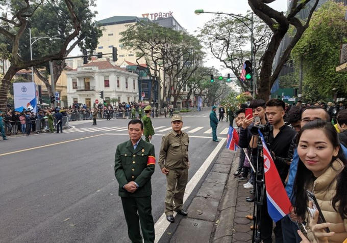 Người dân đứng chật kín hai bên đường trong không khí háo hức.