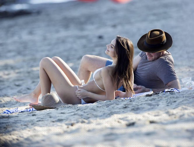 Emily Ratajkowski khoe body gợi cảm 'nảy lửa' bên trai lạ - ảnh 2