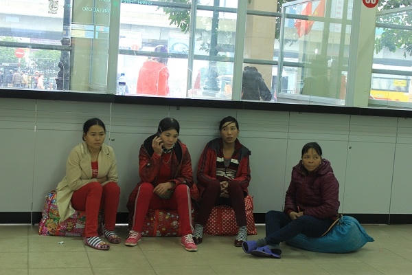 Hình ảnh những người khách vạ vật, co ro đợi mua vé tại các bến xe. Ảnh: Như Trường.