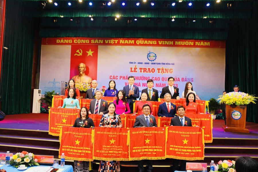 Ông Nguyễn Hồng Lĩnh - Bí thư Tỉnh ủy Đồng Nai trao Cờ thi đua xuất sắc của Chính phủ cho các đơn vị.