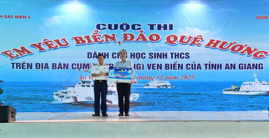 Đại diện Sở Giáo dục & Đào tạo tỉnh An Giang nhận 60 suất học bổng do Bộ Tư lệnh Vùng Cảnh sát biển 4 trao tặng