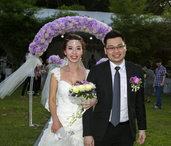 Cô dâu Hằng Nga và chú rể Kennet trong ngày vui.