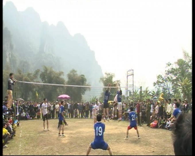 Ảnh:Giao lưu thể thao  được nhiều người quan tâm.