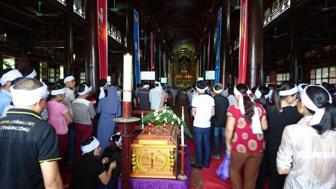 Làm lễ tại nhà thờ trước khi đưa Oanh về với đất mẹ.