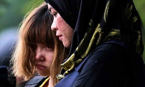 Đoàn Thị Hương khi rời phiên tòa. (Ảnh: AFP)