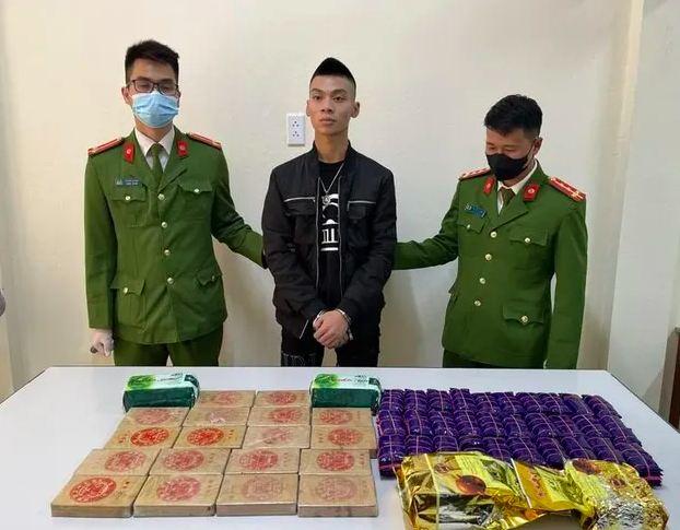 Đối tượng cùng tang vật với số lượng ma tuý "khủng" tại cơ quan Công an.