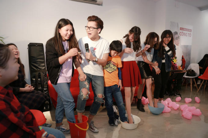 Công Tố tham gia các trò chơi cùng fan.