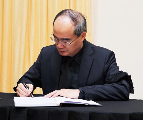 Nhiều đoàn khách trong nước và Quốc tế viếng Chủ tịch nước Trần Đại Quang