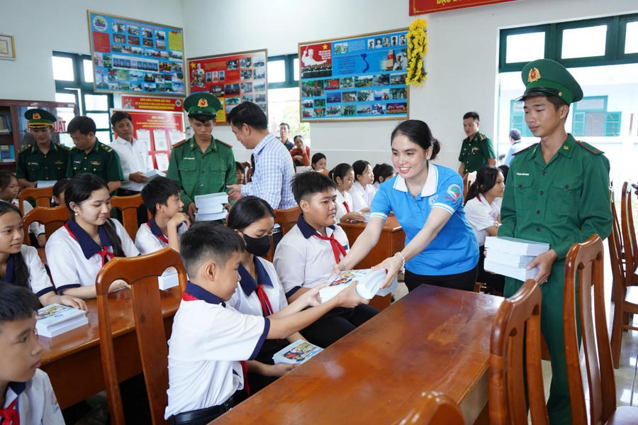 Hội Phụ nữ xã Đất Mũi tặng dụng cụ học tập cho học sinh.