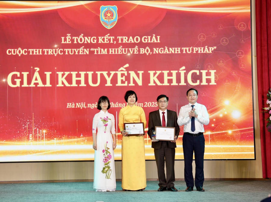Ông Phan Hồng Nguyên, Phó Cục trưởng Cục Phổ biến, giáo dục pháp luật và Trợ giúp pháp lý cùng bà Trần Thu Hường, Phó Vụ trưởng Vụ Tổ chức cán bộ lên trao giấy chứng nhận, biểu trưng Cuộc thi cho các cá nhân xuất sắc.