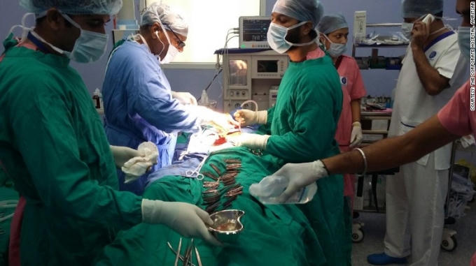 Cuộc phẫu thuật kéo dài 5 tiếng đồng hồ. (Ảnh: Dinesh Bubey/Barcroft)