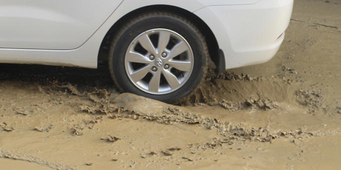 Khốn khổ đi tr&ecirc;n đoạn đường lầy lội giữa thủ đ&ocirc;