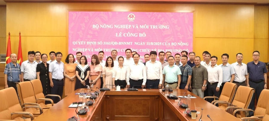 Thứ trưởng Lê Minh Ngân và lãnh đạo Cục Quản lý đất đai chụp ảnh lưu niệm với 34 công chức được cử đi cơ sở. Ảnh: Bộ NT-MT