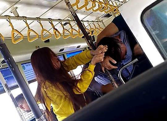 Đôi nam nữ và tiếp viên xe buýt lao vào đánh nhau.