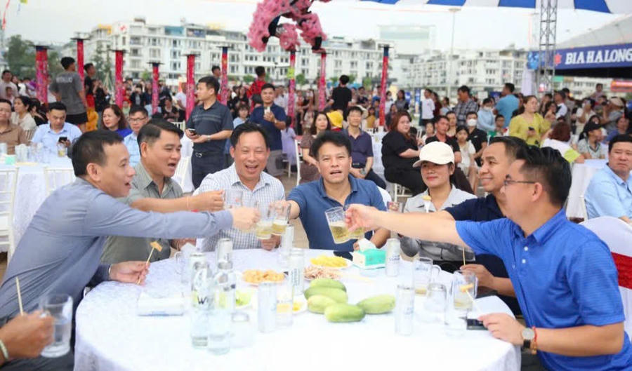 Rất đông du khách đã tới thưởng thức Bia - Chả mực Hạ Long tại lễ hội. Ảnh: QMG Quảng Ninh.
