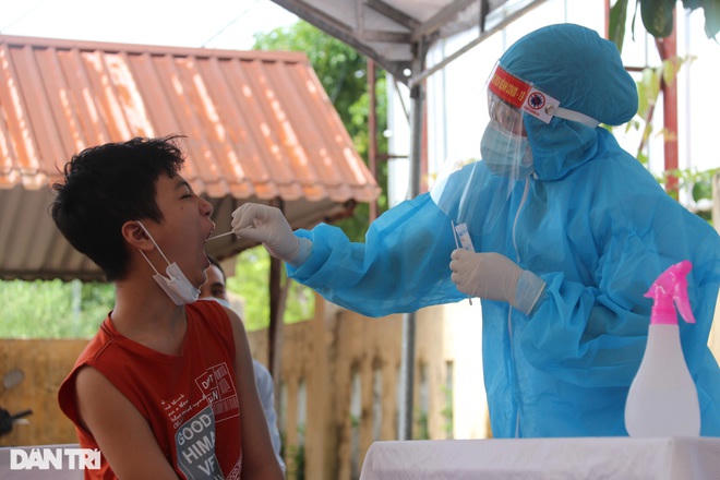 Ngành Y tế Hà Tĩnh tiếp tục lấy mẫu, sàng lọc các trường hợp ho, sốt trên địa bàn (Ảnh: Tiến Hiệp).