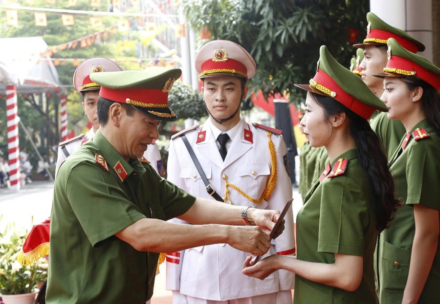 Trung tướng Trần Minh Hưởng trao bằng tốt nghiệp cho học viên khóa D46.
