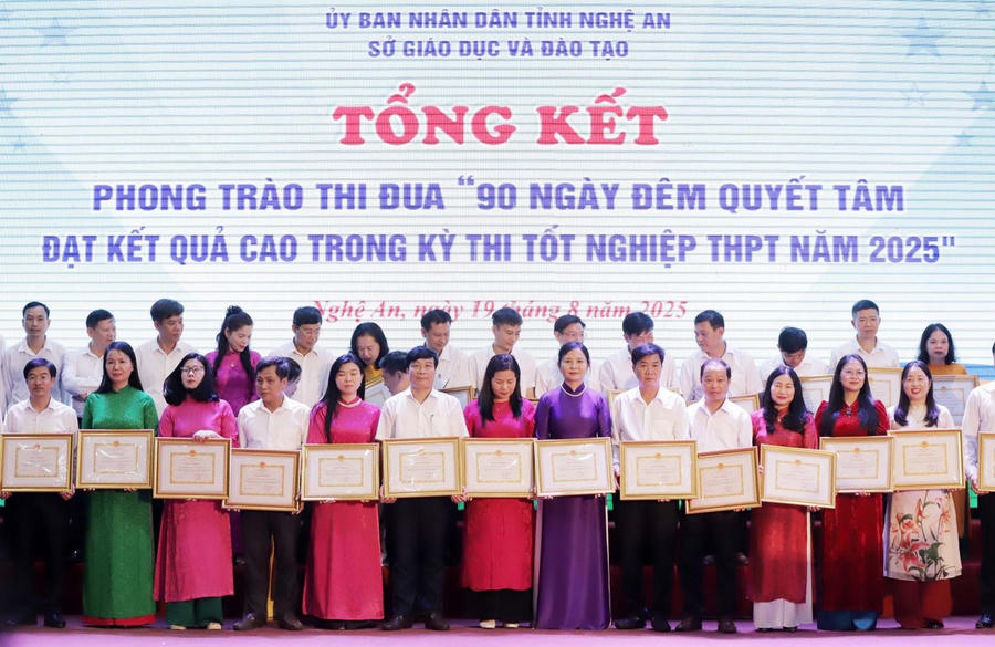 Trao Giấy khen cho 35 tập thể có thành tích xuất sắc trong phong trào thi đua.