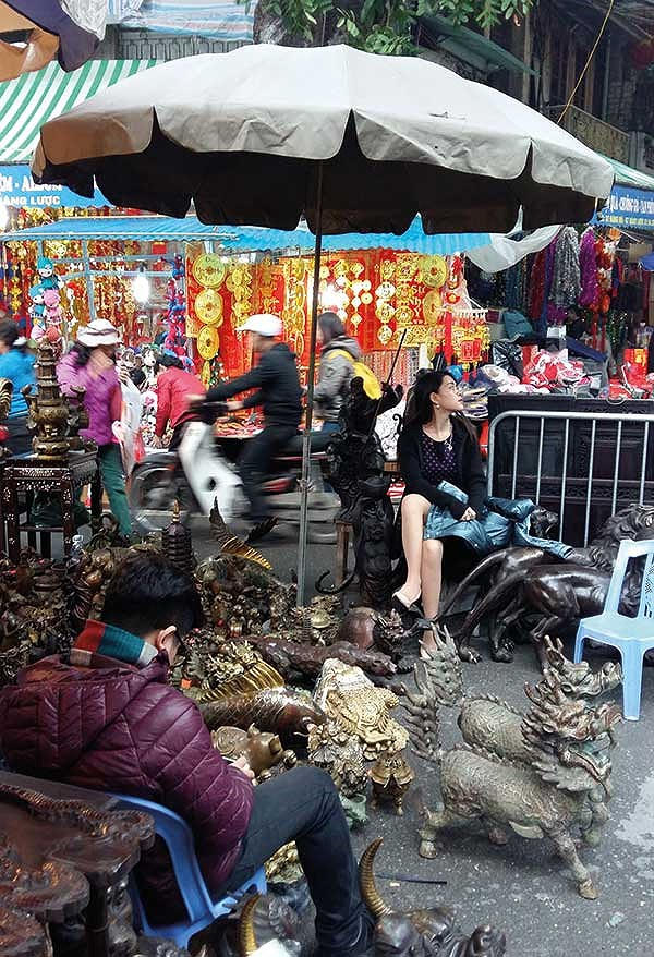Chợ hoa và chợ đồ cổ Hàng Lược, Hà Nội, ảnh chụp giáp Tết 2018.